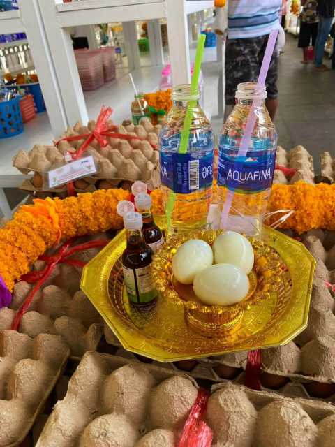 ทีมงานจัดไข่ลงลังลูกฟูกกันกระแทก