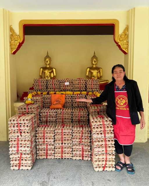 ตะกร้าไข่ต้มสีส้มวางเรียงบนพื้นสะอาด