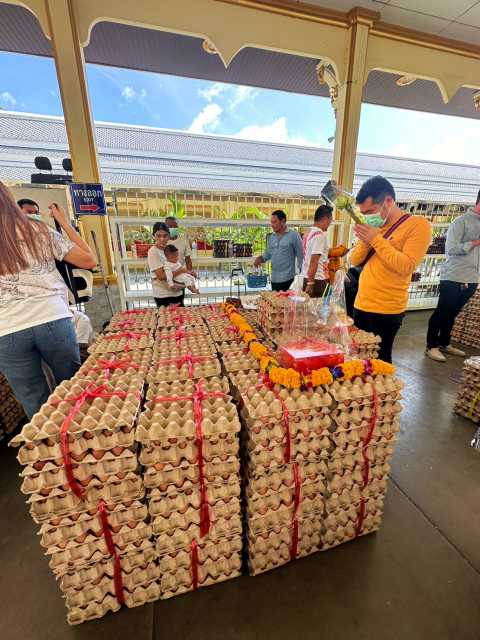 ลูกค้ารับไข่หน้าร้าน