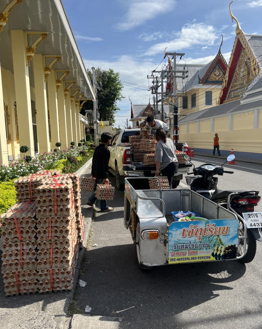 ทีมงานจัดไข่ 2,000 ฟองก่อนส่งขึ้นลาน