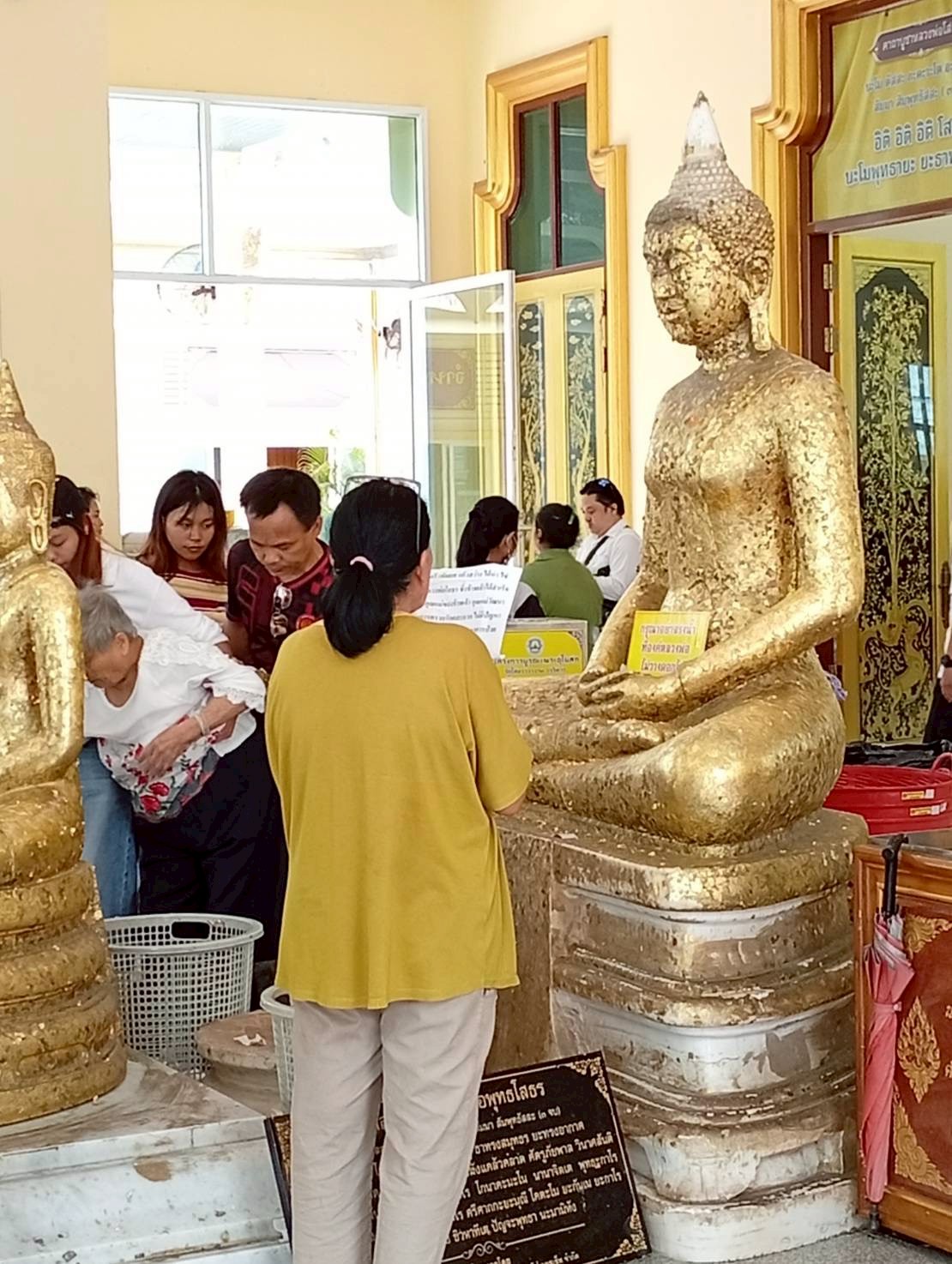ลูกค้าถวายเครื่องแก้บนหน้าองค์พระพุทธรูปทองคำ